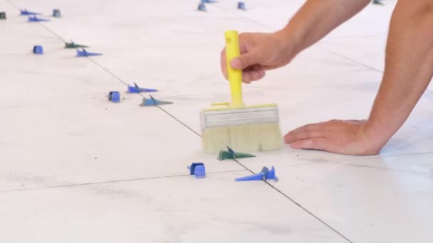 Επισκευή Κεραμικών Πλακιδίων Τσιμεντένιο Δάπεδο Ένας Μάστορας Καθαρίζει Πάτωμα Βούρτσα — Αρχείο Βίντεο