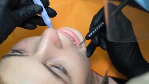 歯科器具の助けを借りて若い女性の歯を治療するプロセス 歯のタイムリーな治療 — ストック動画