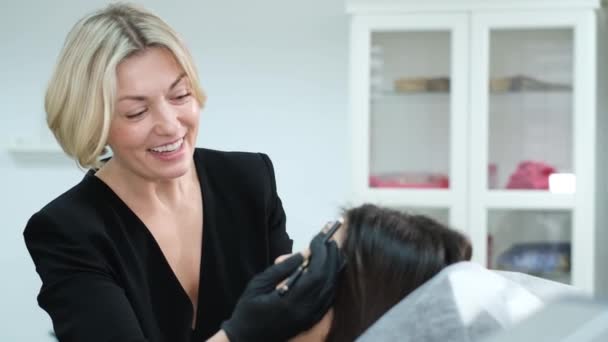 Permanent Eyebrow Makeup Treatment Beauty Salon Cosmetologist Performs Eyebrow Correction — Videoclip de stoc