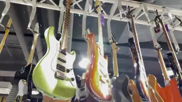 Viele Neue Gitarren Inneren Eines Musikgeschäfts Saiteninstrumente Vertikales Video — Stockvideo