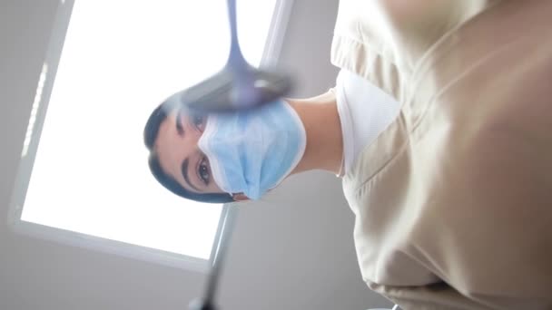 치과에서 일하는 의사의 치료중에 도구로 마스크를 치아를 시기적절하게 — 비디오