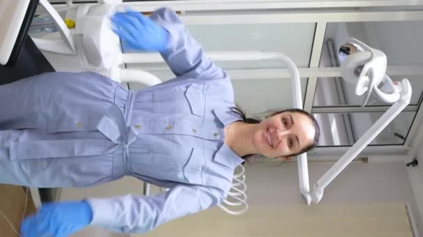 Vídeo Vertical Retrato Una Hermosa Dentista Joven Sonriente Con Uniforme — Vídeos de Stock