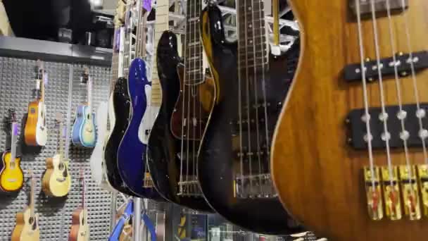 Fondo Guitarras Coloridas Guitarras Eléctricas Cerca Instrumentos Musicales Cuerda Rock — Vídeos de Stock
