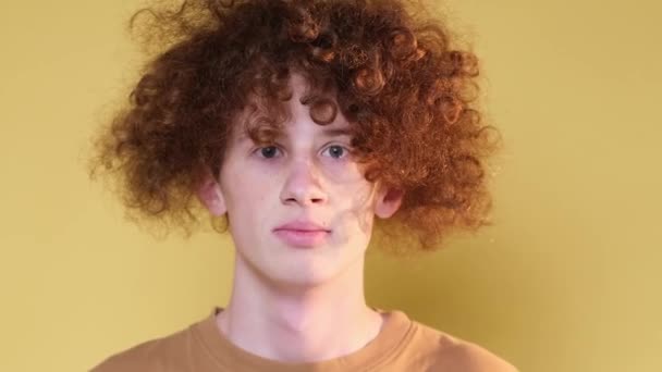 Emoções Surpresa Jovem Moderno Câmera Vermelho Cabelos Encaracolados Cara Mostra — Vídeo de Stock