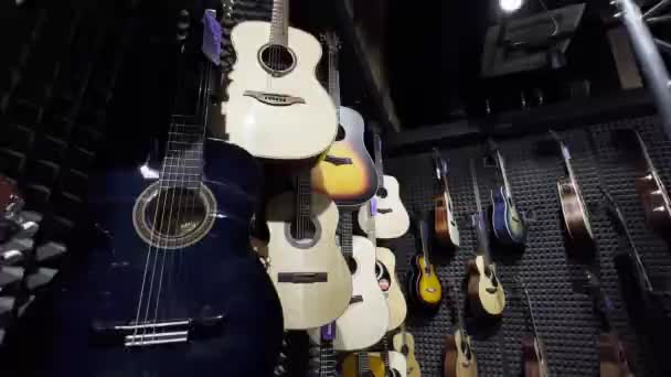 Guitarras Acústicas Numa Loja Instrumentos Musicais Lindas Guitarras Multicoloridas Conceito — Vídeo de Stock