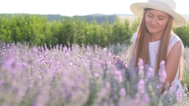 모자를 매력적 여자가 라벤더에 향기를 즐긴다 과일치 — 비디오