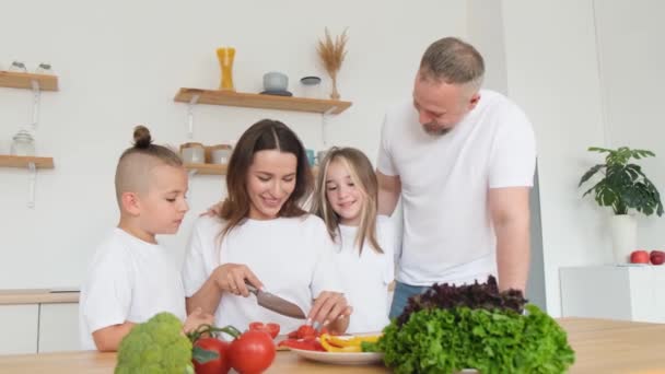 Una Familia Feliz Está Cocinando Juntos Cocina Descanso Casa Cocina — Vídeos de Stock