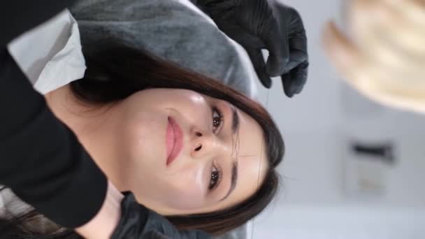Beautician Applies Permanent Makeup Lips Beautiful Girl Vertical Video — стоковое видео
