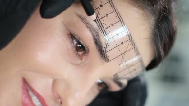 Vertical Video Beautician Performing Permanent Eyebrow Make Procedure Using Special — Stockvideo