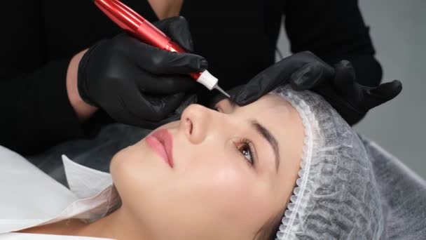 Concetto Sopracciglia Microblading Cosmetologo Esegue Procedura Trucco Permanente Delle Sopracciglia — Video Stock