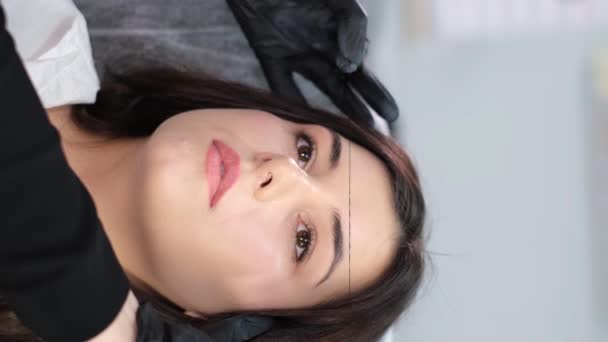 Beautiful Girl Professional Cosmetologist Permanent Eyebrow Makeup Procedure Vertical Video — Stockvideo