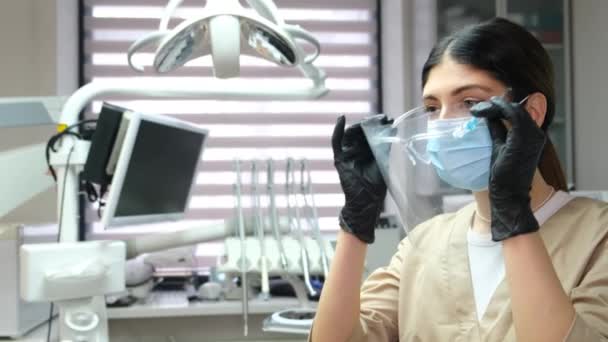 Ung Attraktiv Brunett Tandläkare Sätter Skyddsglasögon Innan Tandvård När Hon — Stockvideo