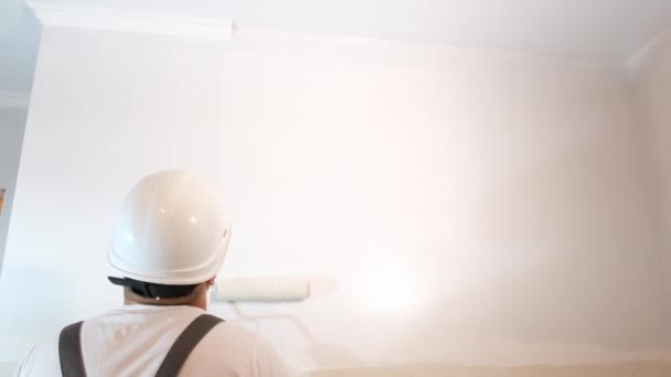 Robotnik Maluje Ścianę Biało Malowanie Ścian Farbą Akrylową Naprawa Mieszkaniu — Wideo stockowe