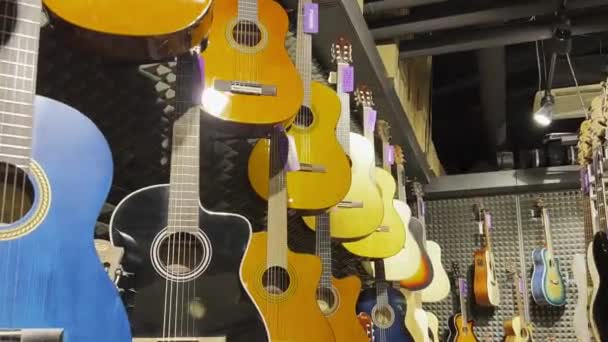 Великий Вибір Акустичних Гітар Музичному Магазині Струнні Музичні Інструменти Вертикальне — стокове відео