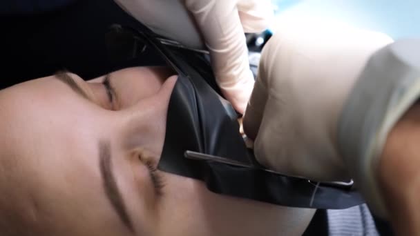 在治疗牙齿的过程中坐在牙椅上的病人 从上面看2 病人在治疗期间张开嘴 — 图库视频影像