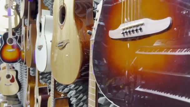 Primer Plano Las Nuevas Guitarras Acústicas Interior Una Tienda Música — Vídeo de stock