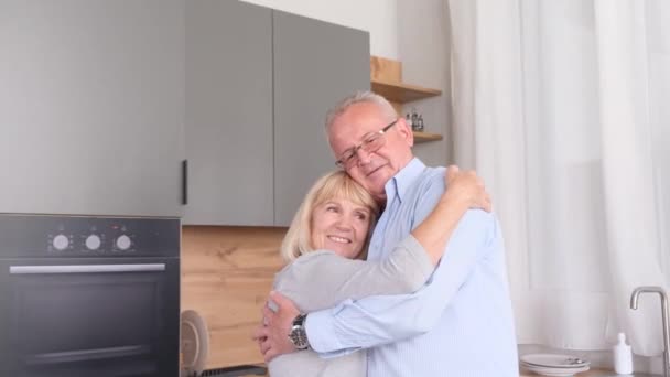 Bello Pensionato Marito Moglie Stanno Ballando Abbracciando Mezzo Alla Cucina — Video Stock