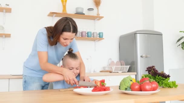 ママは息子にサラダを作るように教える 母親と息子は適切な食べ物を準備します 家での健康食品 — ストック動画