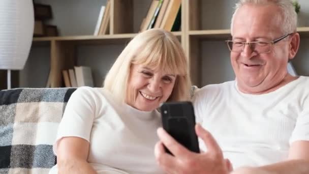 Senior Couple Taking Selfie Phone Happy Smiling Man Woman Streaming — Stock Video