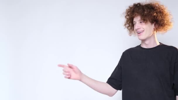 티셔츠를 젊은이 스튜디오에서 배경의 카메라 포즈를 취하는 모습이 비디오 스타일의 — 비디오