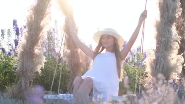 Vahşi Çiçeklerin Arasında Sallanan Genç Bir Bayanın Güzel Videosu Sahada — Stok video