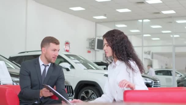 Happy Brunette Woman Buying Luxury Car Car Sales Manager Prepares — стоковое видео