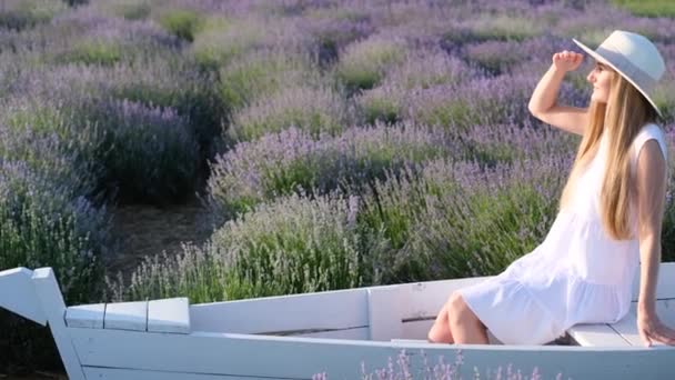 Mooie Dame Witte Stijl Poseren Lavendel Bloemen Genieten Van Zon — Stockvideo