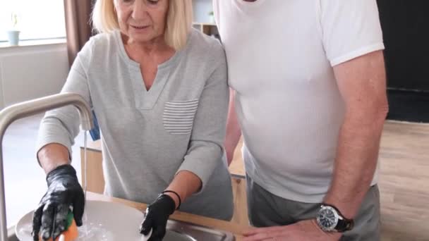 Happy Australian Retirees Wash Dirty Dishes Breakfast Elderly Couple Spends — стоковое видео