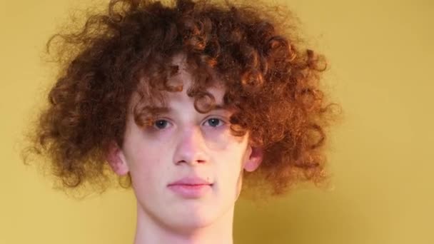 Güzel Kıvırcık Saçlı Kameraya Bakan Şık Bir Gencin Yüzüne Yakın — Stok video