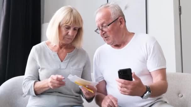 Lderly Couple Calculates Taxes Home Mature Man Woman Wearing Glasses — Stock Video