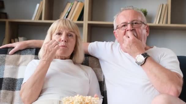 Elderly Family Enjoy Weekend Watch Comedy Show Movie Laugh Activities — Stock Video