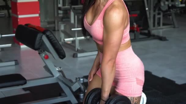 Motivated Athletic Attractive Woman Practicing Strength Training Doing Dumbbell Biceps — Videoclip de stoc