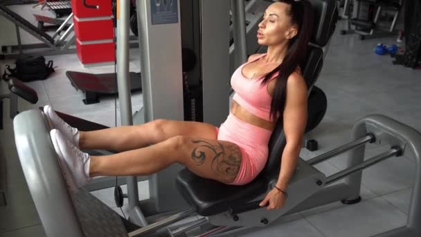 Woman Red Sportswear Leggings Trains Her Leg Muscles Machine Modern — Stock videók