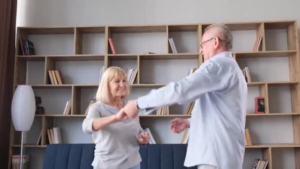 Παππούς Και Γιαγιά Ερωτευμένοι Έχουν Ένα Ρομαντικό Βράδυ Χορεύουν Στην — Αρχείο Βίντεο