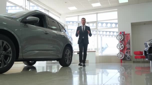 Young Man Poses New Cars Car Showroom Standing New Cars — ஸ்டாக் வீடியோ