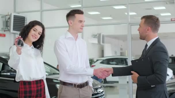 Car Dealer Consults Young Couple Car Dealership Professional Employee Helping — Stok video