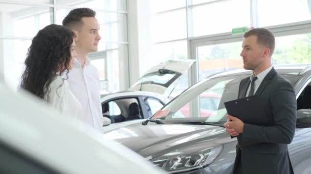 Car Sales Manager Shows New Electric Car Car Showroom Car — Vídeo de stock
