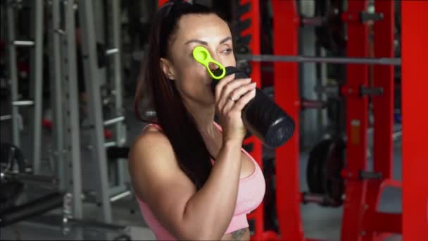 Beautiful Young Sporty Woman Drinking Water While Training Gym Side — Vídeo de stock