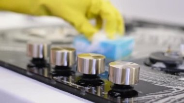 Ev içi gaz sobasını yakın çekim temizliği ve temizliği. Ev temizliği.
