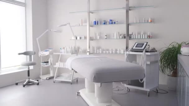 全新美容院内设有温泉按摩床及一套即时使用的护肤产品 — 图库视频影像