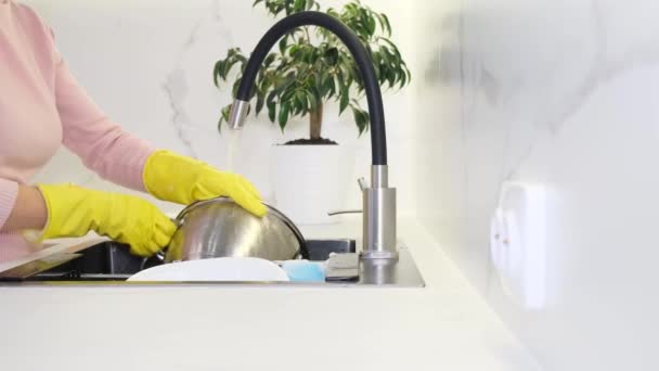 Κοντινό Πλάνο Χέρια Πλένουν Τηγάνια Μια Κουζίνα Εστιατορίου Έννοια Πλύσης — Αρχείο Βίντεο