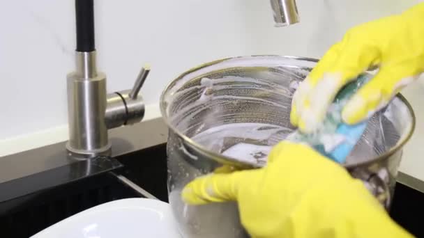 Een Vrouw Wast Een Metalen Pan Begrip Dagelijks Huishoudelijk Werk — Stockvideo