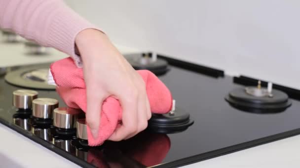 Μια Γυναίκα Καθαρίζει Μια Κουζίνα Γκαζιού Ένα Σφουγγάρι Στην Κουζίνα — Αρχείο Βίντεο