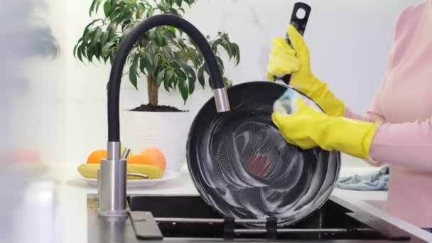Uma Mulher Lava Uma Panela Com Uma Esponja Detergente Trabalha — Vídeo de Stock