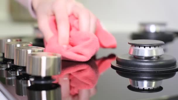 Eine Frau Wischt Staub Auf Einem Gasherd Reinigung Der Küche — Stockvideo