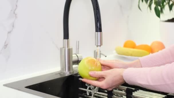 キッチンのシンクでフルーツを洗う女性のクローズアップ スーパーマーケットからの新鮮なフルーツ — ストック動画