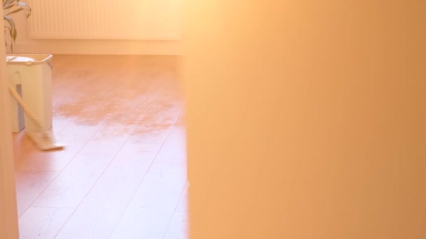 モップと洗濯機で床を掃除する女性のクローズアップ 自宅でのウェットフロアクリーニング — ストック動画