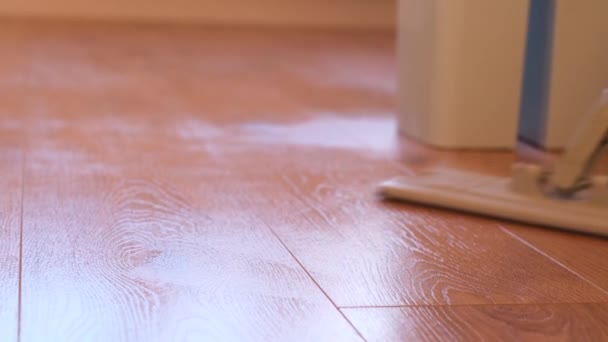 Kobieta Czyści Drewnianą Podłogę Mopem Salonie Mokre Sprzątanie Podłogi Domu — Wideo stockowe