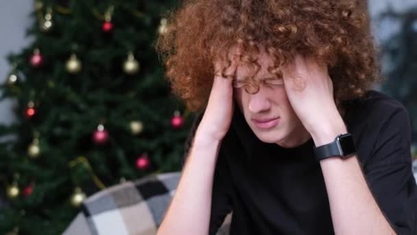 Başı Ağrıyan Genç Bir Adam Yorgun Migren — Stok video