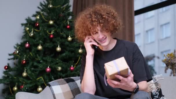 Jongeman Kreeg Een Nieuwjaarscadeau Kerstfeest Cadeaus Geven Gelukkige Jongeman — Stockvideo